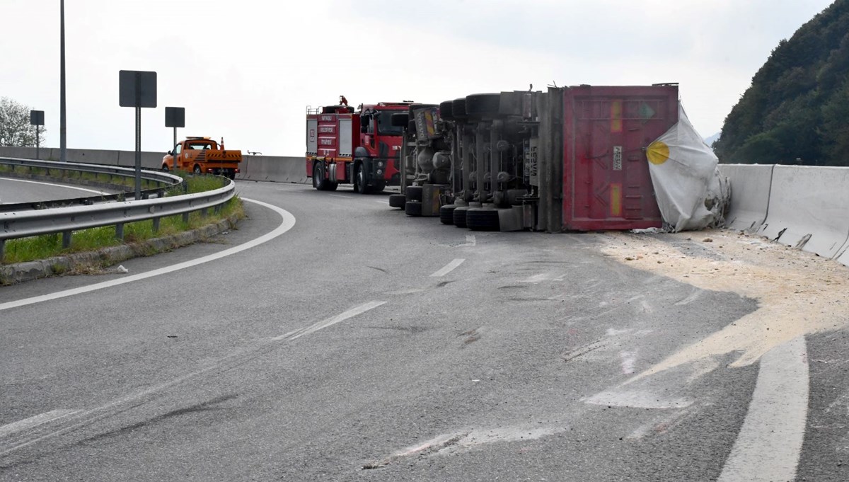 Düzce'de TIR devrildi, bağlantı yolu kapandı Düzce'de TIR devrildi, bağlantı yolu kapandı
