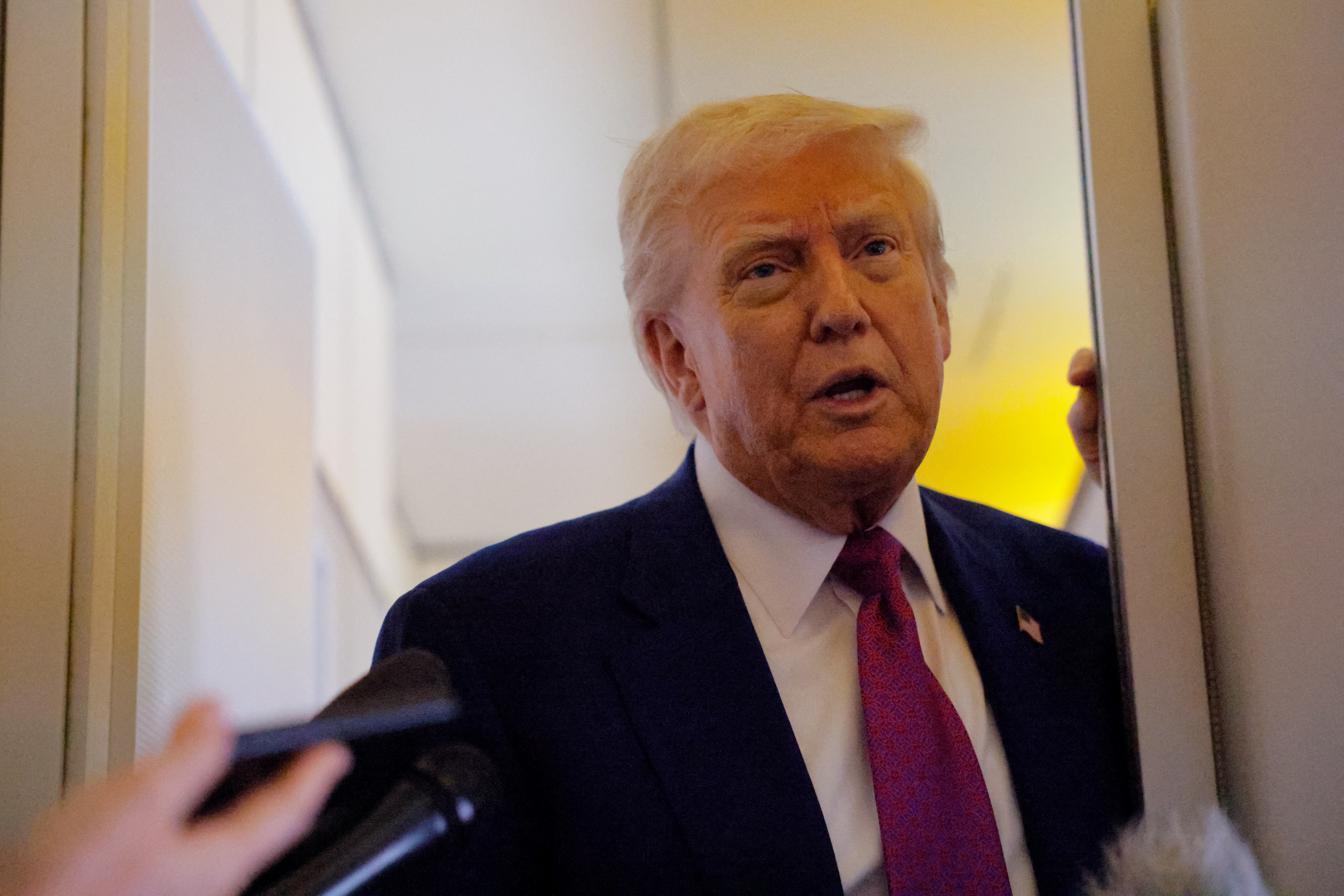 Trump, Air Force One uçağında açıklamalarda bulundu.