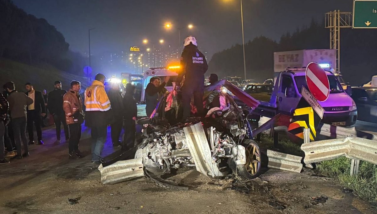 Gaziosmanpaşa'da otomobil bariyerlere çarptı: Sürücü ağır yaralandı