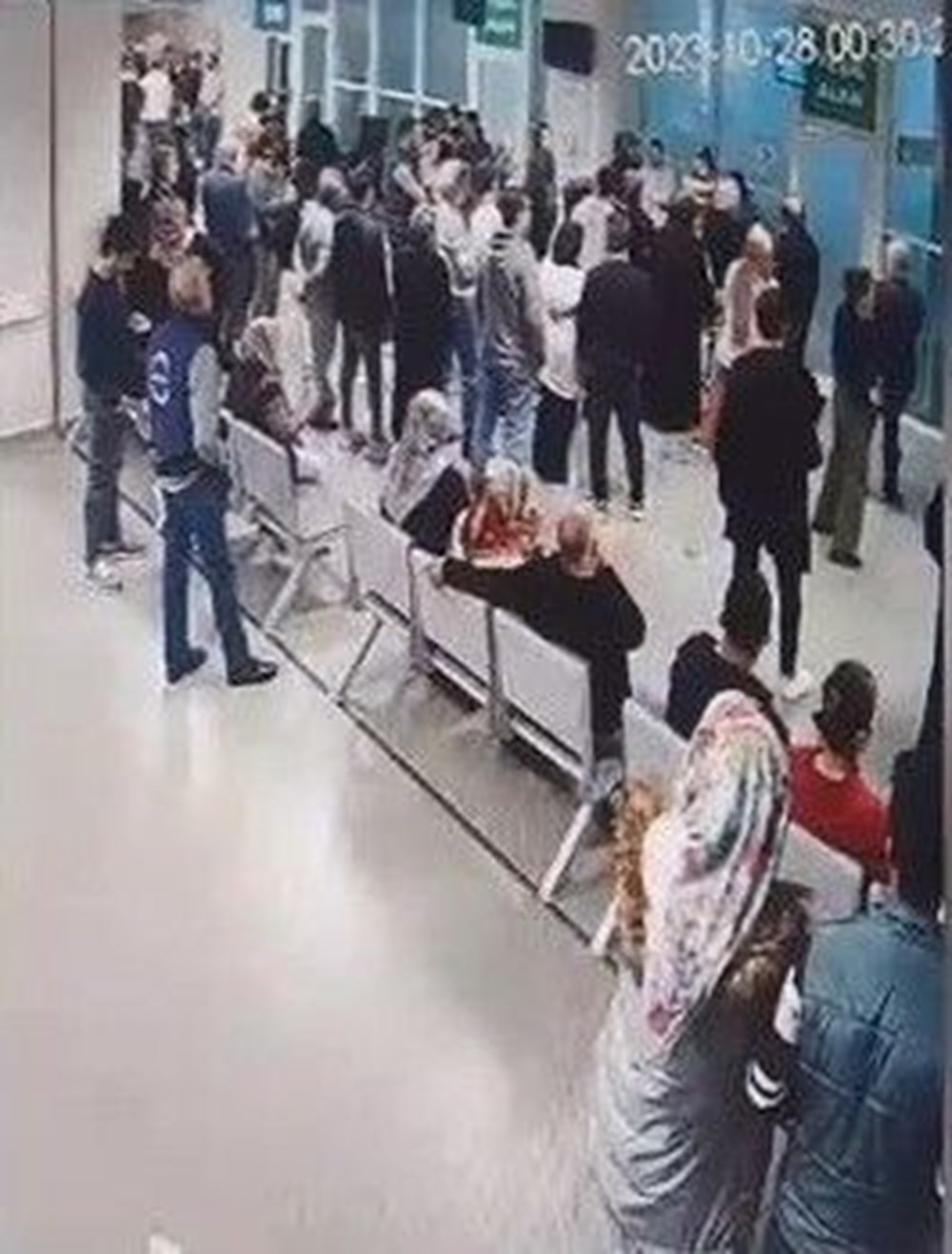 Doktorla tartıştı, hastaneden dışarı çıkarıldı - 6