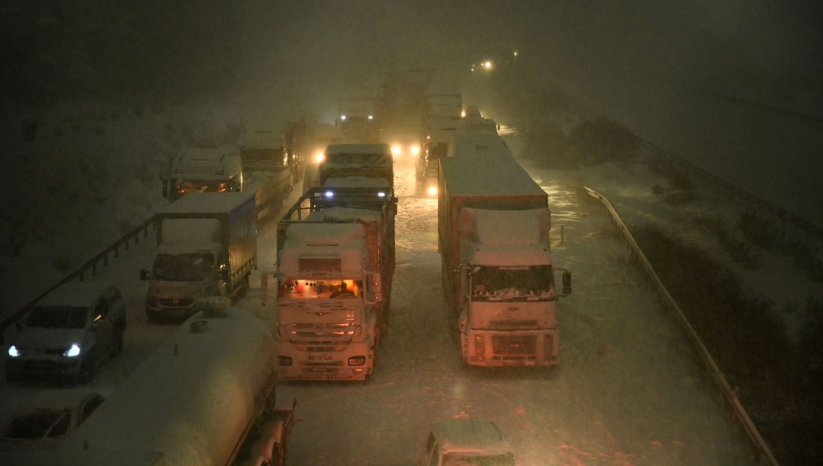 Gaziantep'te kar yağışı hayatı durdurdu: TAG otoyolunda mahsur kalan 2 bin kişi kurtarıldı