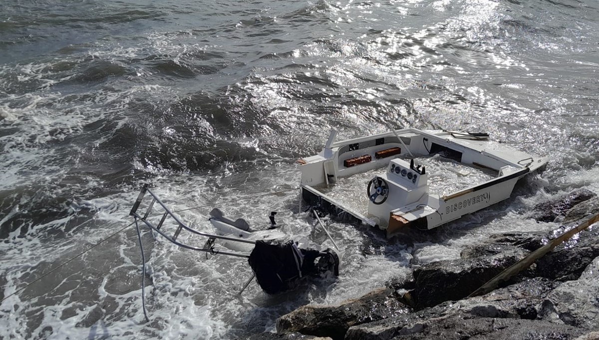 Bodrum'da fırtına nedeniyle bazı tekneler kayalıklara sürüklenip parçalandı