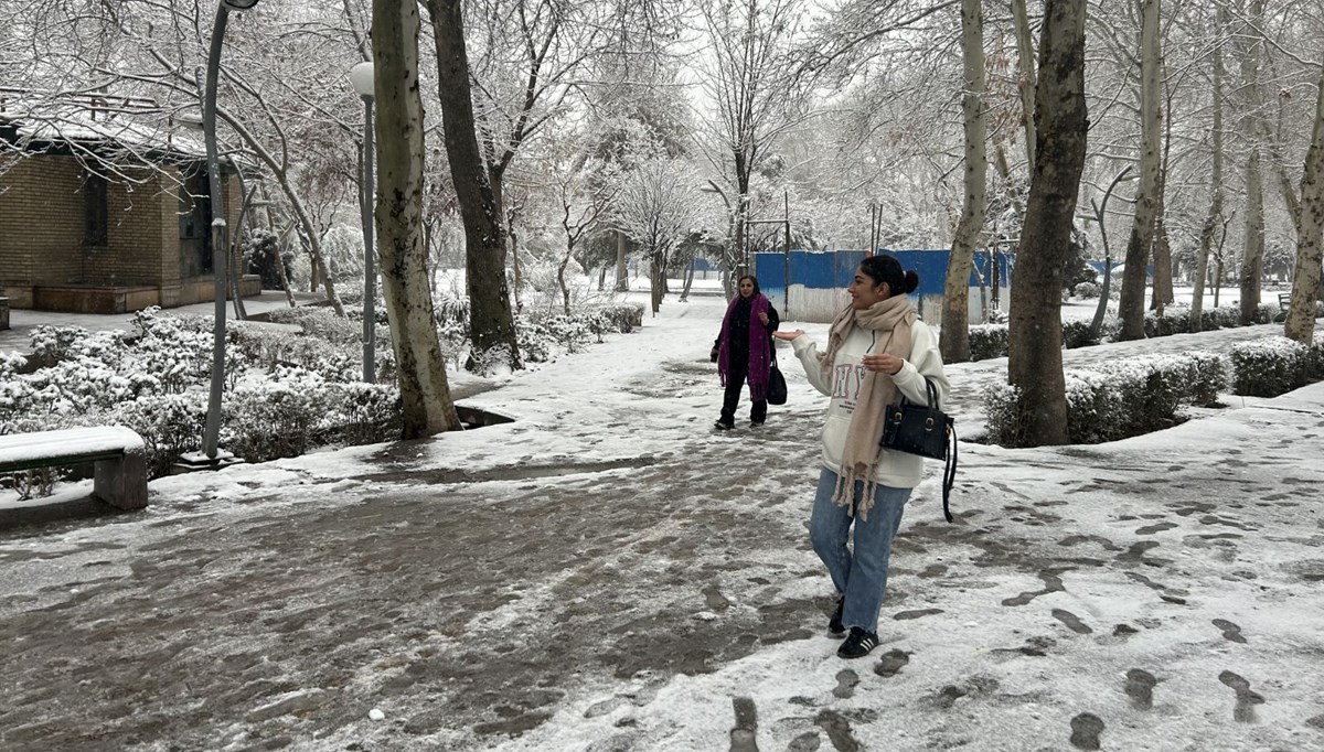 İran'ın başkenti Tahran'a yılın ilk karı yağdı İran'ın başkenti Tahran'a yılın ilk karı yağdı