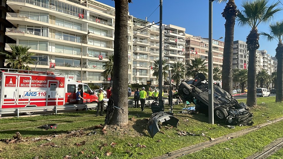 İzmir'de otomobil takla attı: 2 ölü, 1 yaralı - 1