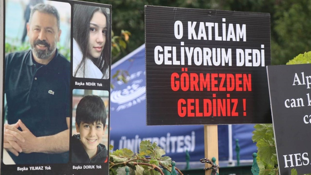 Kartalkaya otel yangını davası öncesi yakınlarını kaybeden aileler, salon dışında tepkisini dile getirdi.  Aileler, faciada hayatını kaybeden yakınlarının resimlerini taşırken, tepkisini dile getirdikleri dövizler de taşıdı.