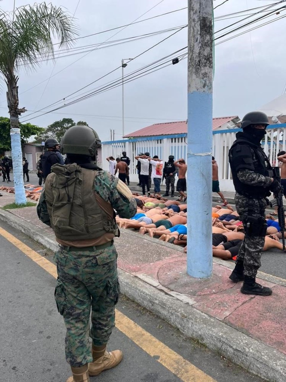 Ekvador’da şiddet bitmiyor | Hastaneyi ele geçirmek isteyen çeteye yarı çıplak gözaltı - 1