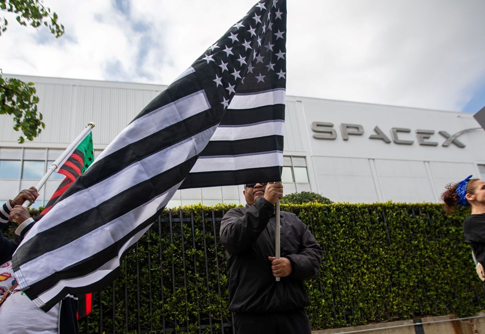 SpaceX ve Tesla önünde Elon Musk protestosu: Trump yönetimindeki rolüne tepki - 13