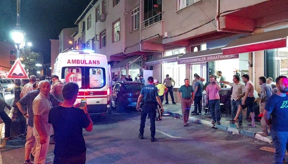 Otomobil kahvehane önünde oturanların arasında daldı: 11 yaralı Otomobil kahvehane önünde oturanların arasında daldı: 11 yaralı