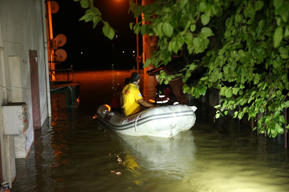 Karadeniz'i sel vurdu: Dereler taştı, yollar göle döndü, evleri su bastı - 9