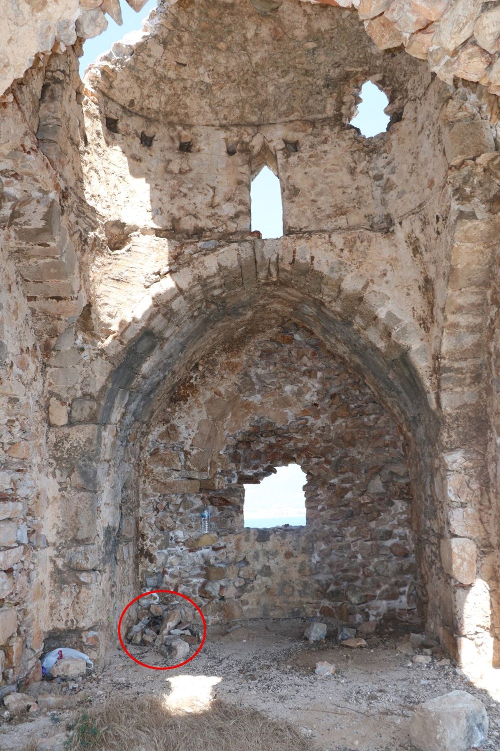 Tarihi kilisede skandal görüntüler: Taşları söküp mangal yapmışlar - 10