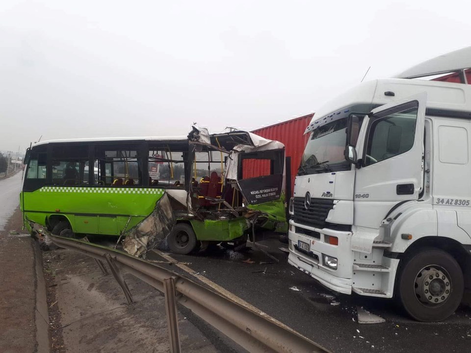Kocaeli'de TIR ile yolcu midibüsü çarpıştı: 1 ölü, 8 yaralı - 2