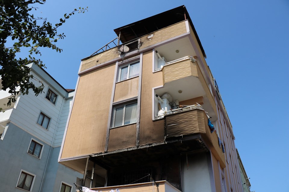 Tuzla'da 4 katlı binada yangın paniği - 1