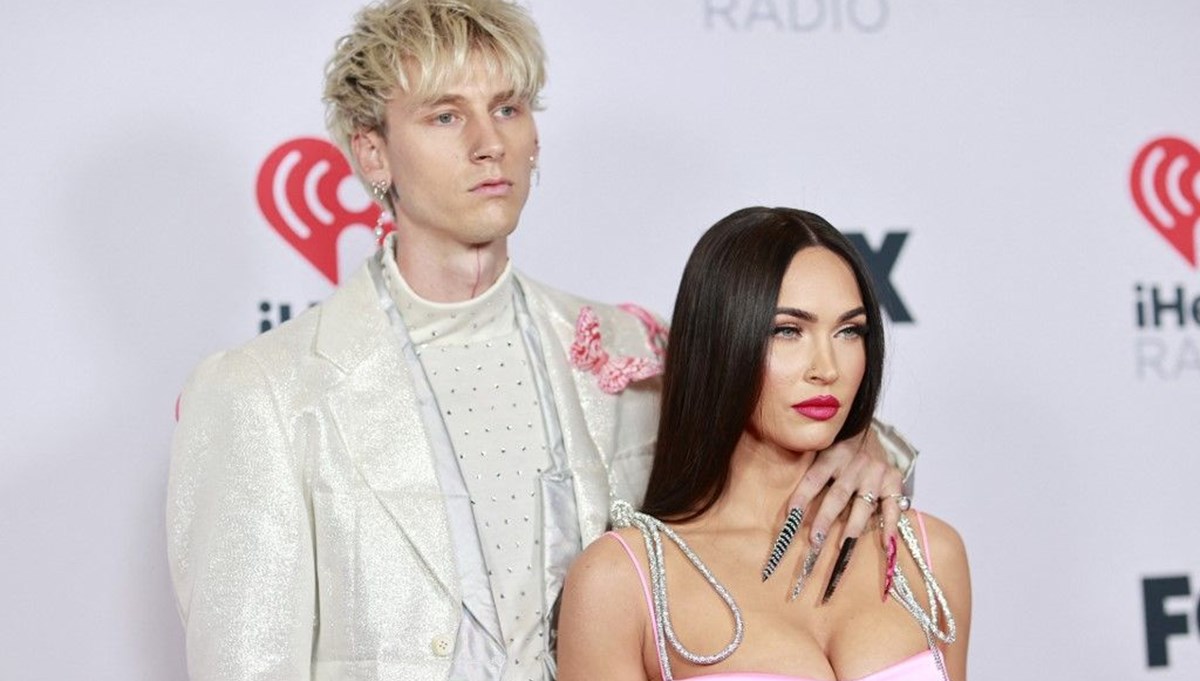 Machine Gun Kelly tırnaklarıyla kırmızı halıya damga vurdu