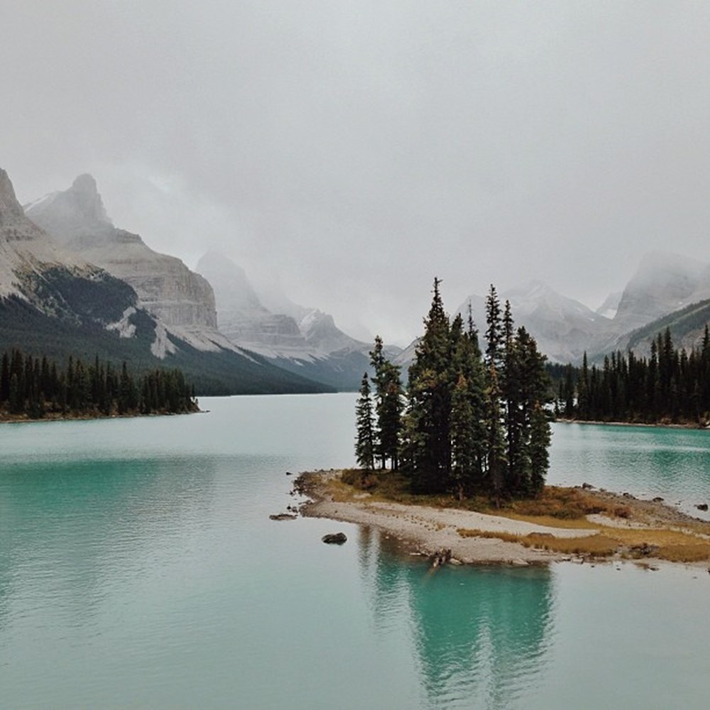 Lake place. Озеро спирит Канада. Maligne Lake Canada. Beautiful places to visit. Canada Travel place.