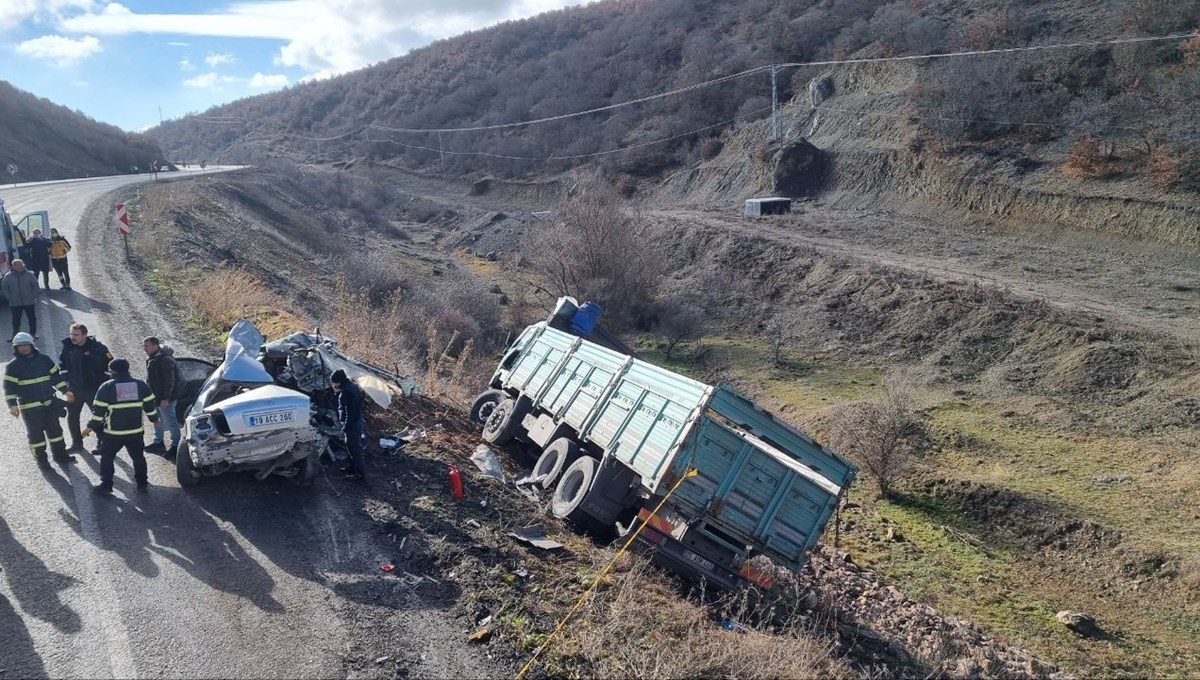 Çorum'da feci kaza: Kamyon ve otomobil çarpıştı