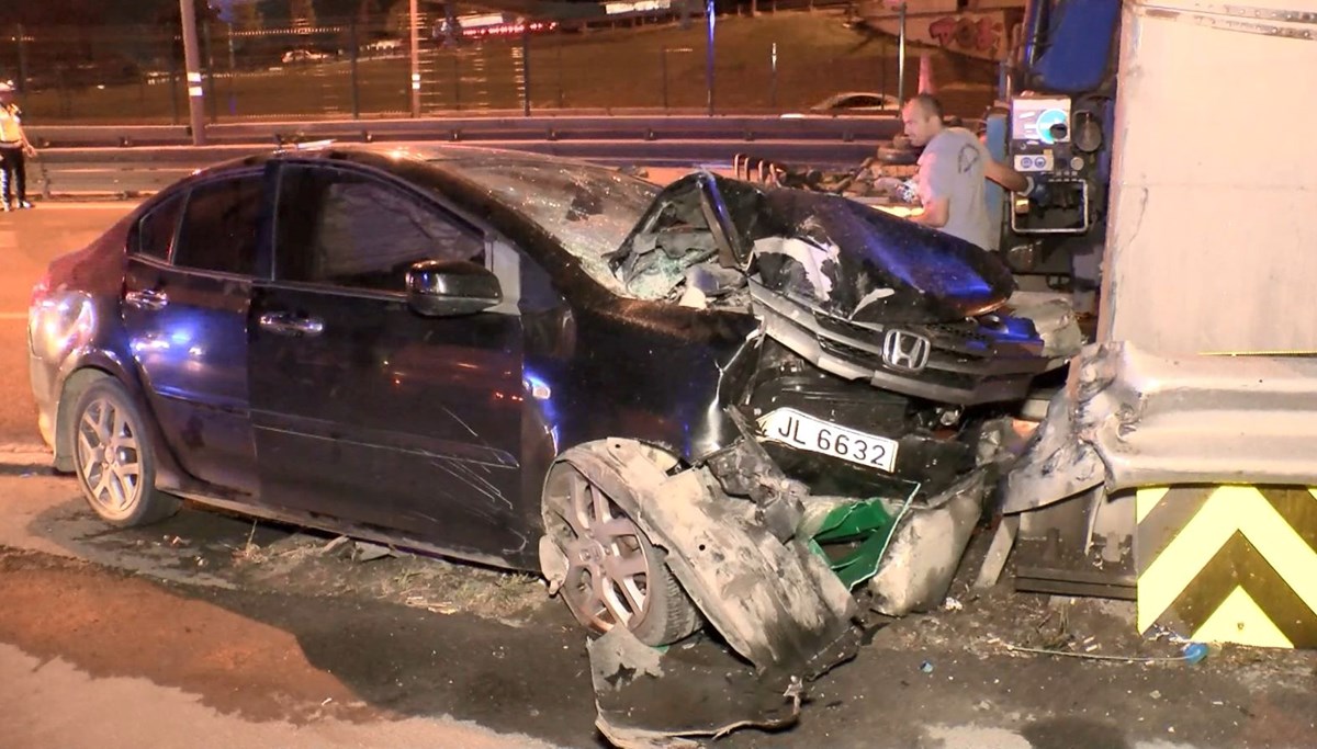 Zeytinburnu D-100 Karayolu'nda otomobil refüje çarptı: 5 yaralı Zeytinburnu D-100 Karayolu'nda otomobil refüje çarptı: 5 yaralı