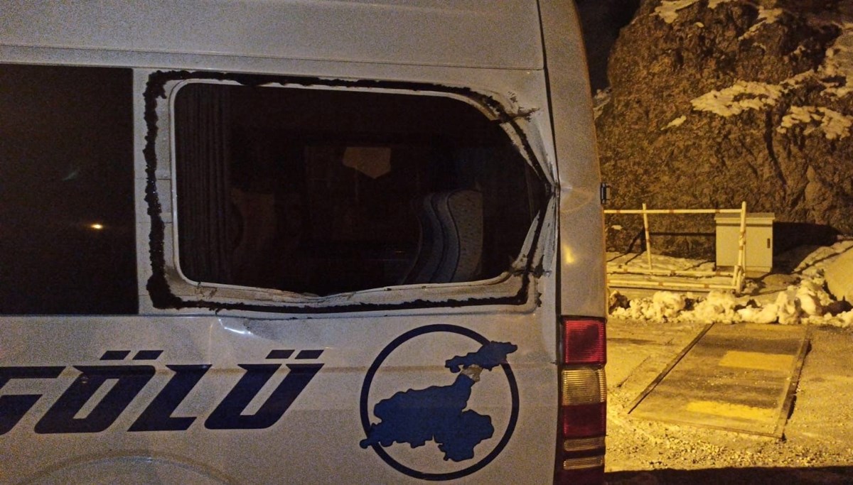 Minibüsün üzerine kaya parçası düştü: 12 yaşındaki çocuk ağır yaralı Minibüsün üzerine kaya parçası düştü: 12 yaşındaki çocuk ağır yaralı