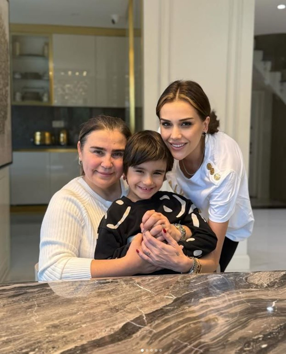 "Artık rahatlayın": Dilan Polat'ın Gizemli Yardımcısı Şule Sahneye Geri Döndü! 74