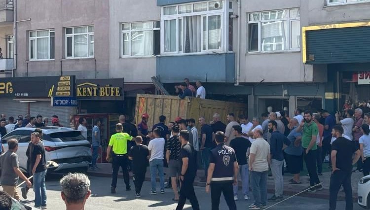 Freni patlayan kamyon iş yerine girdi