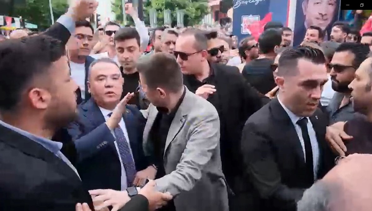 Muhittin Böcek'in esnaf ziyareti sırasında arbede Muhittin Böcek'in esnaf ziyareti sırasında arbede