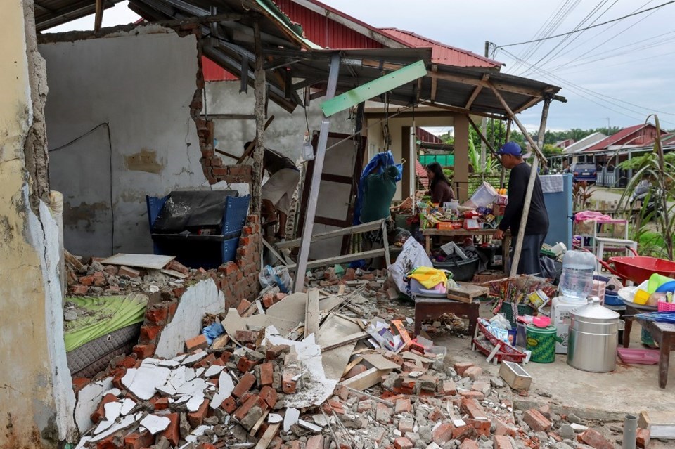 Endonezya'da 5,7 büyüklüğünde deprem: 8 ev çöktü - 1