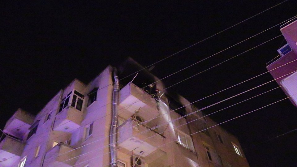 Adana’da yangın çıkan evde mahsur kalan kişi kurtarıldı - 1