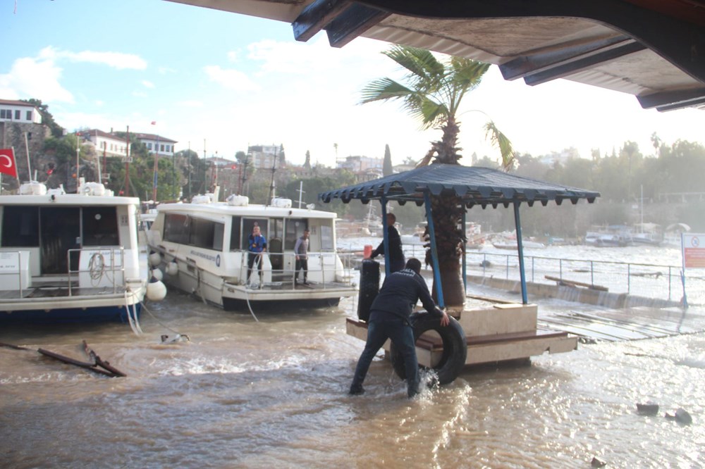 Antalya'da dev dalgalar yat limanını yuttu: 1 tur, 2 balıkçı teknesi battı - 12