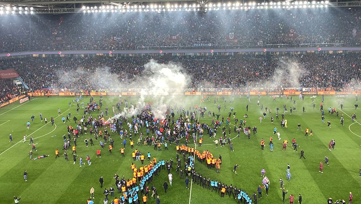 Trabzon’da maç bitmeden taraftarlar sahaya indi!