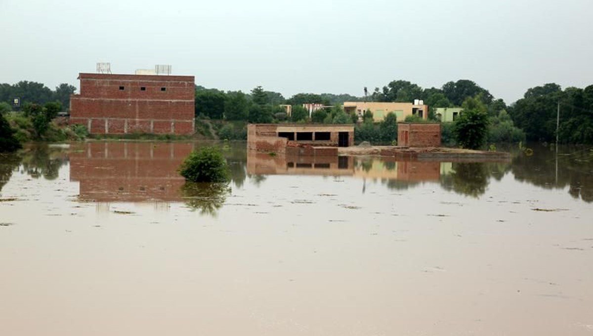 Muson yağmurları can aldı