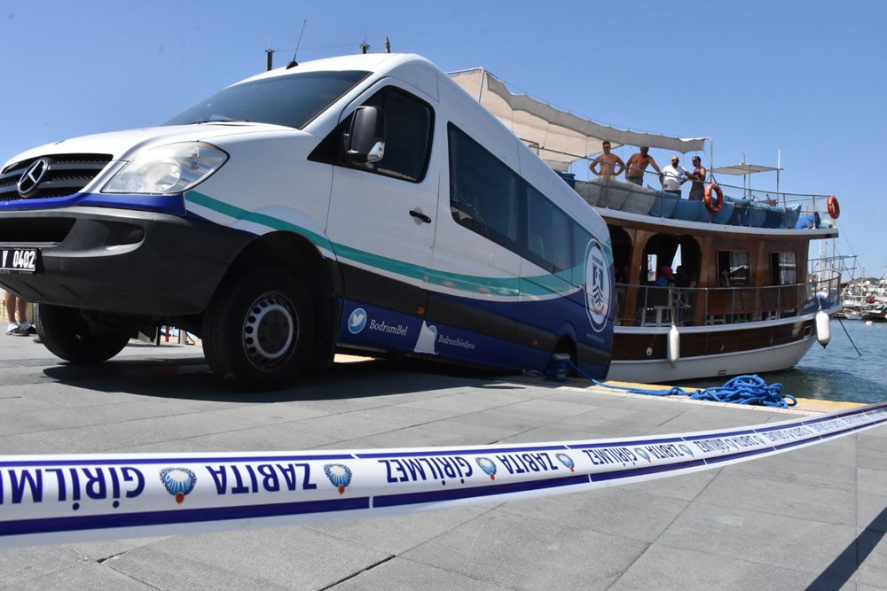 Bodrum’da minibüs denize düşmekten son anda kurtuldu - 1