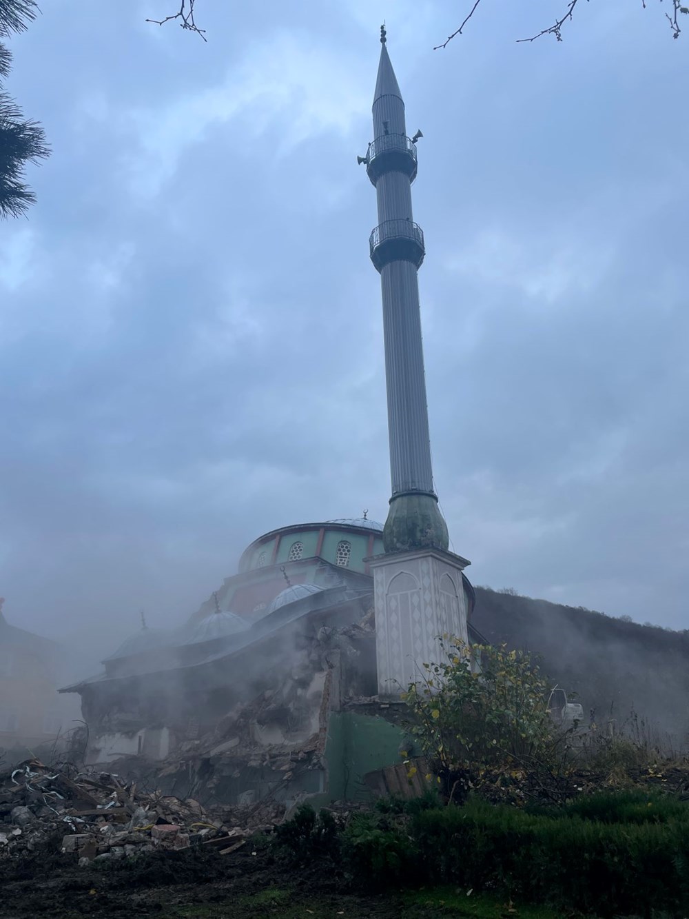 Düzce'de depremde hasar gören Sarıdere Köyü Camisi yıkılıyor - 8