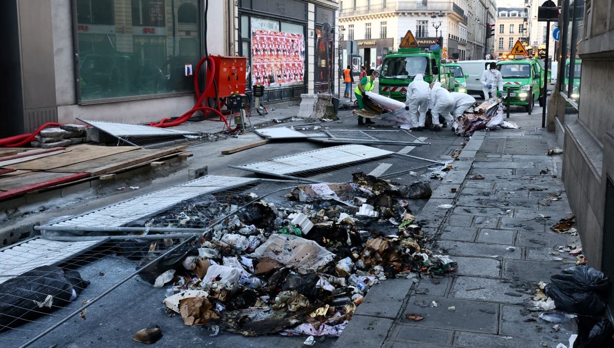 Şiddetli protestolar Paris'in ünlü sokaklarını çöplüğe döndürdü: Kral Charles ziyareti erteledi