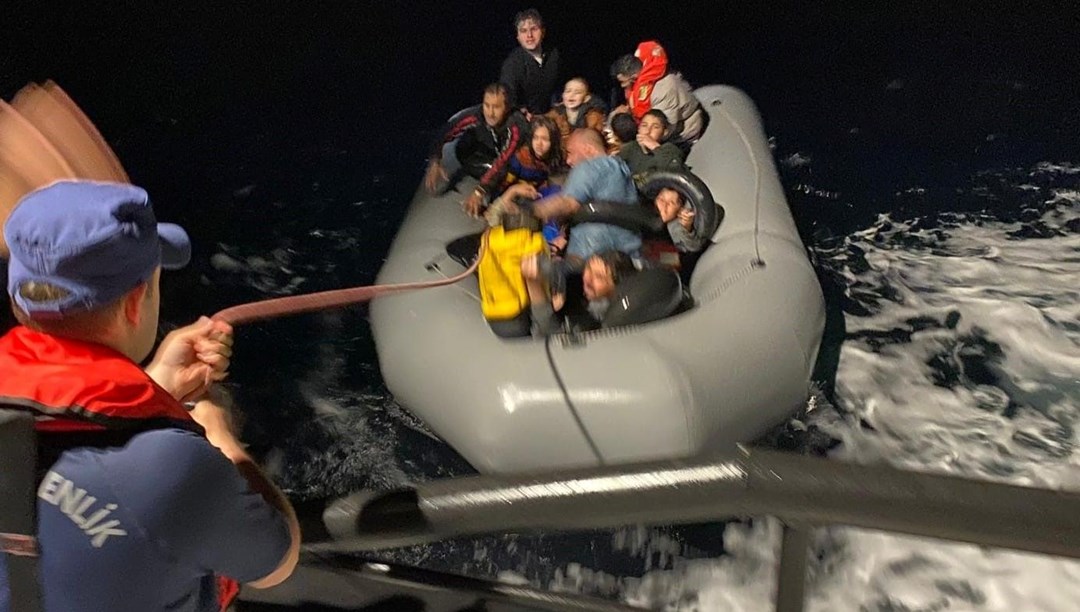İzmir açıklarında 50'si çocuk 186 göçmen karaya çıkartıldı