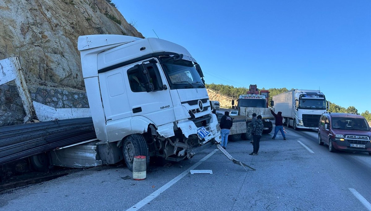 İnşaat demiri yüklü TIR kaydı (Trafik durma noktasına geldi) İnşaat demiri yüklü TIR kaydı (Trafik durma noktasına geldi)