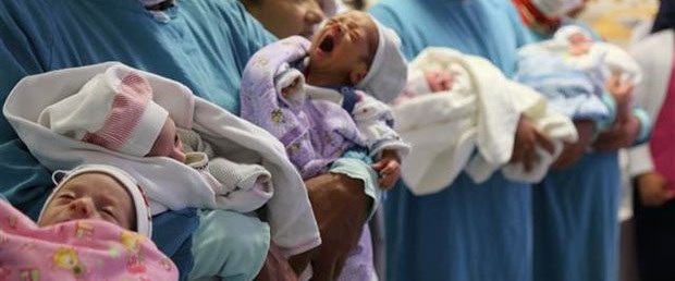 Aynı hastanede bir gün arayla 4 aile üçüz bebek sahibi