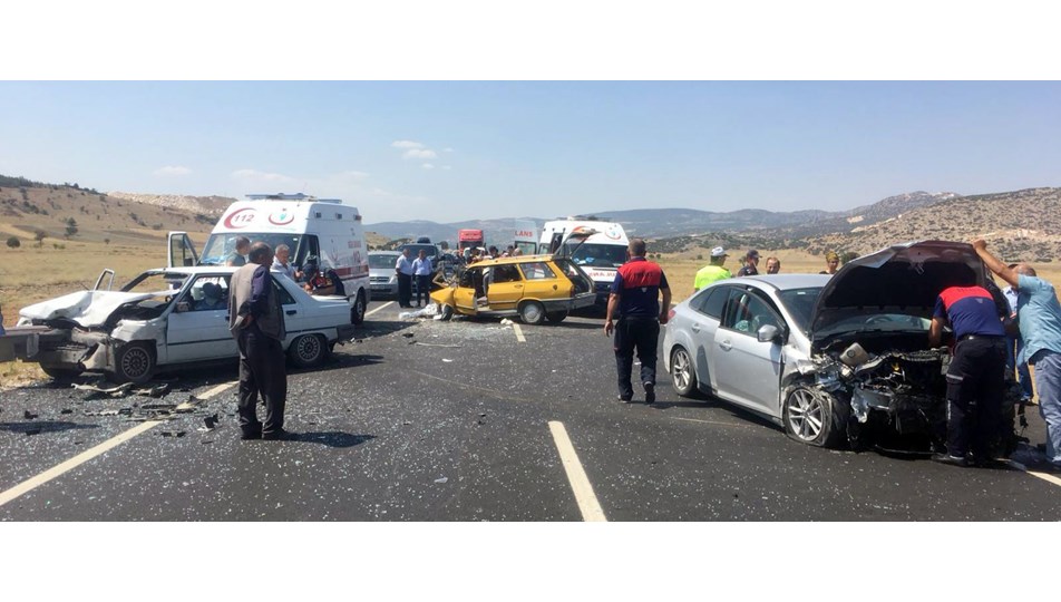 Burdur'da 3 otomobil çarpıştı: 1 ölü, 9 yaralı