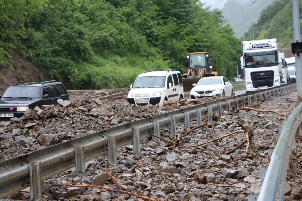 Trabzon-Gümüşhane yolunu taş ve çamur kapattı: Ulaşım tek şeritten sağlanıyor - 2