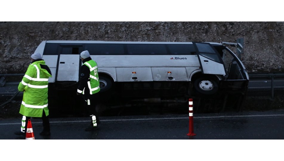 Beşiktaşlı taraftarları taşıyan otobüs refüje devrildi: 8 yaralı