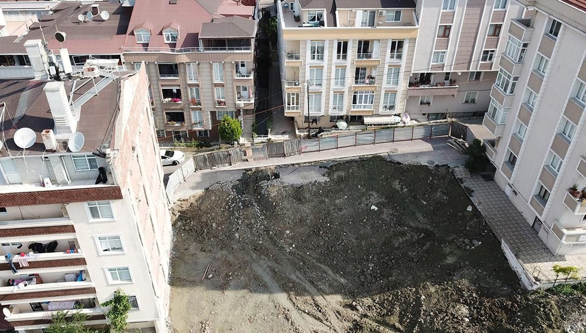 Avcılar'da yol çöktü: 6 katlı bina tedbir amaçlı boşaltıldı Avcılar'da yol çöktü: 6 katlı bina tedbir amaçlı boşaltıldı