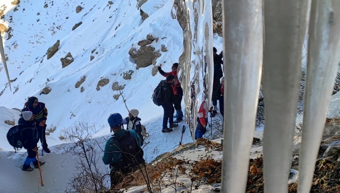 Vanlı dağcılar Erek Dağı'ndaki buzul mağaralarına tırmandı