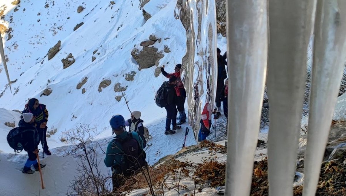 Vanlı dağcılar Erek Dağı'ndaki buzul mağaralarına tırmandı Vanlı dağcılar Erek Dağı'ndaki buzul mağaralarına tırmandı