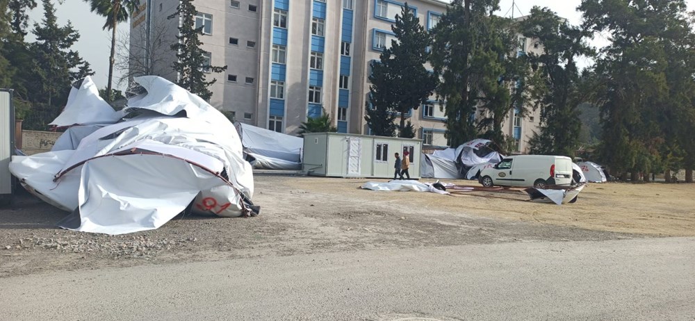 İskenderun'da kuvvetli rüzgar: Depremzedelerin çadırları yıkıldı - 1