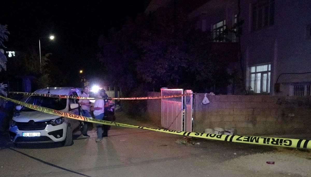 Annesini döven babasını bıçakladı