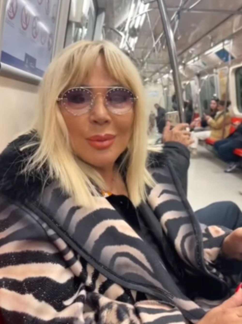 Safiye Soyman metroya bindi: Ben sizden biriyim (Toplu taşıma kullanan ünlüler) 72 yK0L9GgHuk22Nwn9Mld 7w