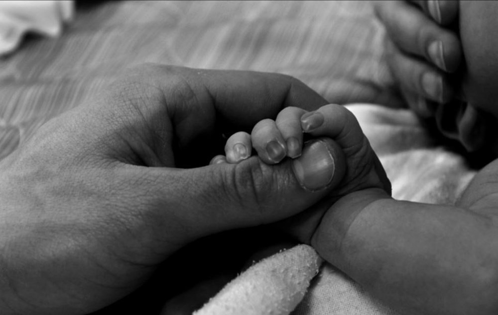 Папа держит дочку. Папа держит младенца на руках. Папа с младенцем на руках. Младенец на руках. Ребенок на руках у папы.