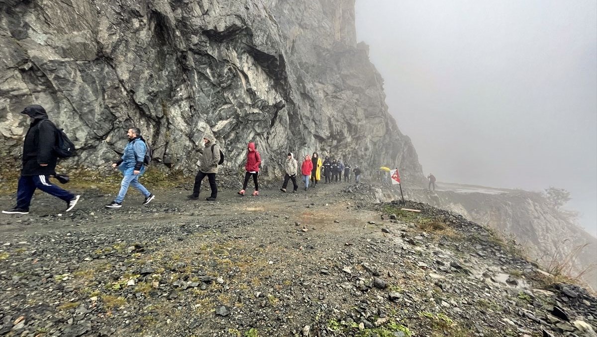 'Dünyanın en tehlikeli yolu' Derebaşı Virajları adrenalin tutkunlarını ağırlıyor