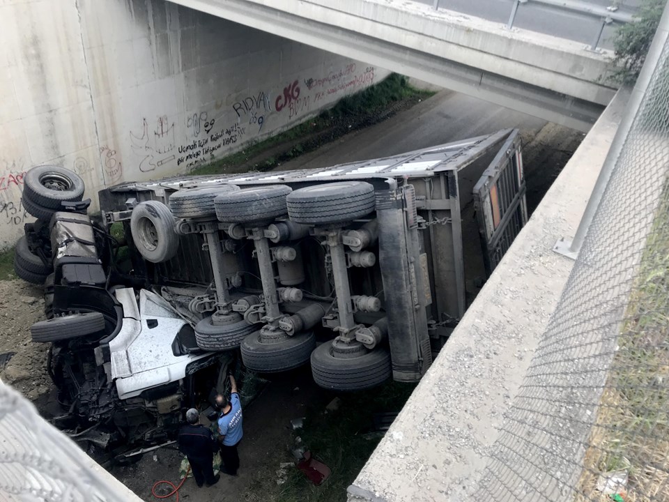 Ankara’da köprüden uçan TIR’ın şöförü öldü - 2