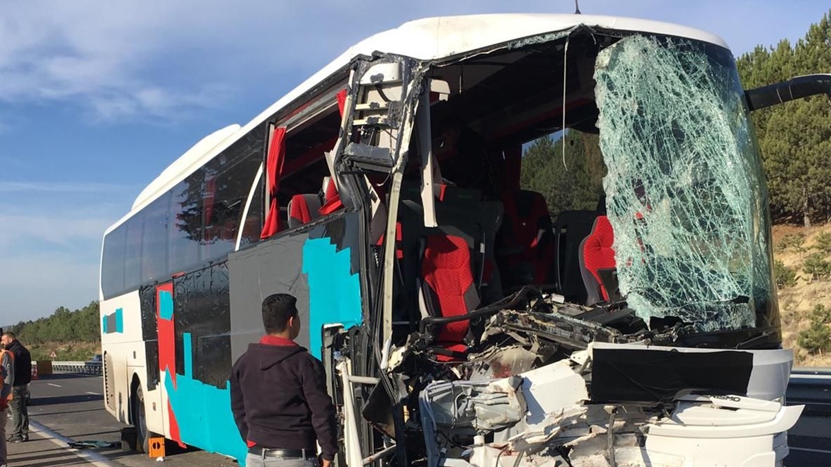 Usak Ta Otobus Kamyona Carpti 1 Olu 25 Yarali Ntv