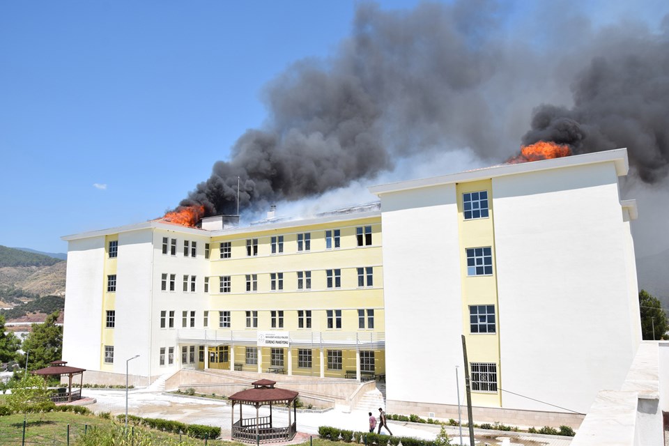 Antalya'da öğrenci yurdunun çatısında yangın - 1