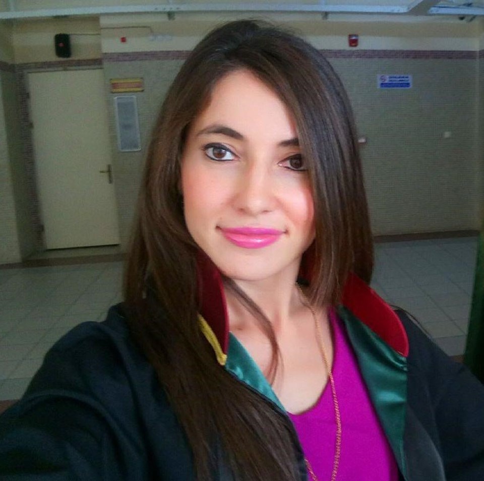 Avukat Tuğçe Çetin'den 'etek boyu' paylaşımı: Aynı kıyafetle, aynı yerde - 2